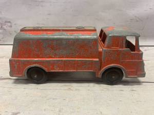 lot 53 image: Antique Tootsietoy Chicago Truck