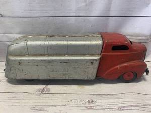lot 91 image: 1930s Wyandotte Toys Gasoline Toys