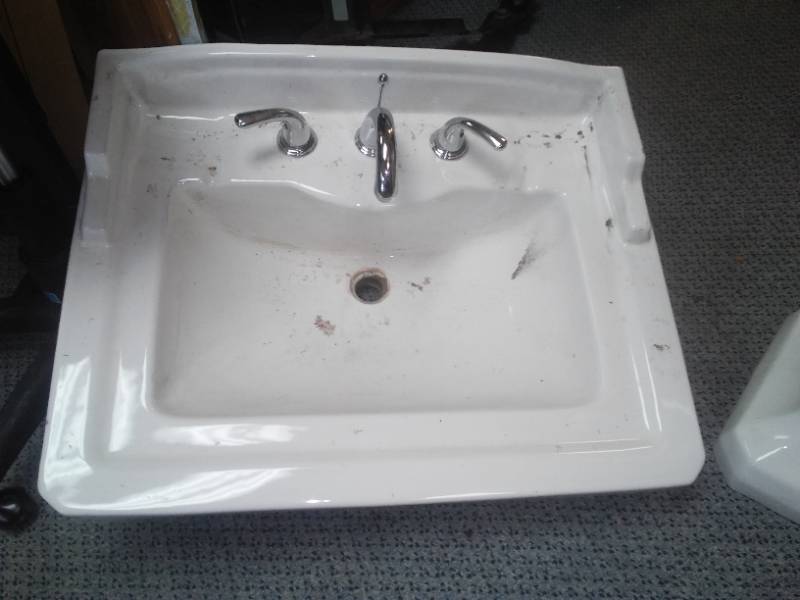 Pedestal Sink � Modern Retro � Nice Condition