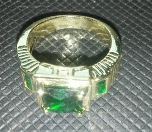 Women�s Emerald Colored Stone Ring
