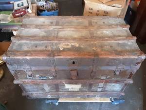 lot 13 image: Vintage Trunk 35x21x24
