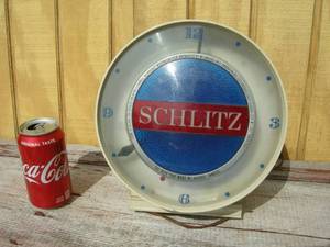 lot 24 image: Vinrage Schlitz Electric Light-Up Clock