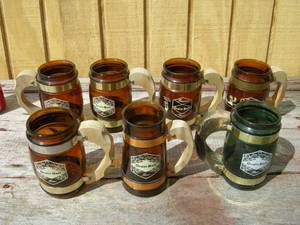 lot 49 image: Vintage Grain Belt Siestaware Mugs