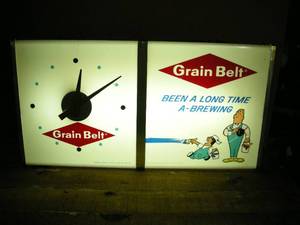 lot 55 image: Vintage Grain Belt Light-Up Clock