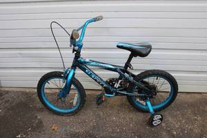 lot 2 image: Boys Magna Suspect 16 Bike wTraining Wheels