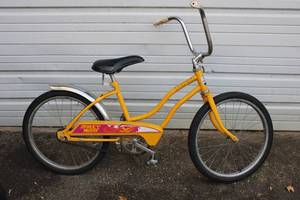 lot 3 image: Vintage Columbia Sweet Miss 20 Womans Bike
