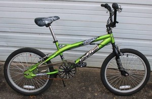 lot 4 image: Lime nGreen Kent Chaos 20 Freestyle Bike