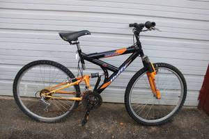 lot 7 image: Black & Orange 26 Huffy Mano