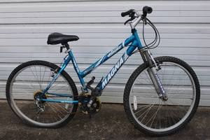 lot 9 image: Blue Magna Hardtail 28 Bike