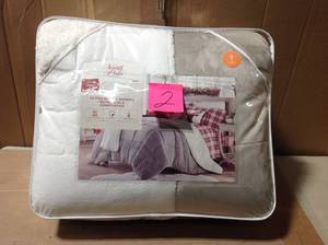 ULTRA MINK &amp SHERPA REVERSIBLE COMFORTER TWIN&nbsp&nbspin good condition&nbsp