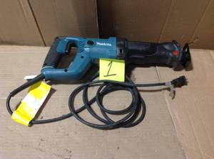 lot 1 image: Makita 11 Amp Corded Variable Speed Reciprocating Saw with Wood Cutting Blade, Metal Cutting Blade and Hard Case &nbspin good condition 