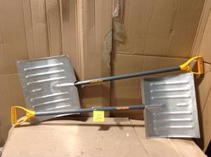 lot 18 image: Set of 2 True Temper 18-Inch Aluminum Snow Shovel with Resin-Coated Steel Handle - 164100 &nbspin good condition 