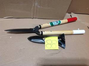lot 88 image: Okatsune Precision Hedge Shears 6 Blade, 20 total length &nbspin good condition 
