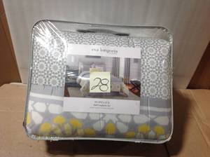 lot 28 image: MIRELES FULL COMFORTER SET in good condition 