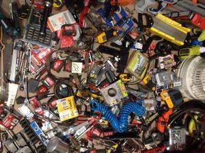 lot 68 image: HUGE LOT OF ASSORTED MIX TOOLS  AND HARDWARE ALL COSTUMER RETURNS 