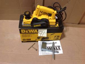 lot 91 image: DEWALT 5.5 Amp Corded 3-14 in. Portable Hand Planer in good condition 