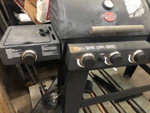 lot 121 image: Char-Griller Double Play 1,260 sq., in. 3-Burner Gas and Charcoal Grill in Black used whit damage plese review the photos