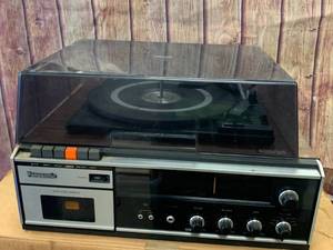 lot 1 image: Vintage Panasonic RE-8015 Record Player