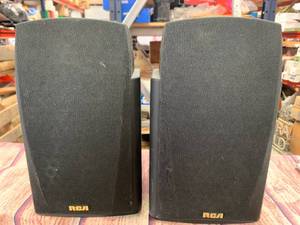 lot 9 image: 2 RCA 40-5037 Heavy Bookshelf Speakers (sold on Ebay for $88)