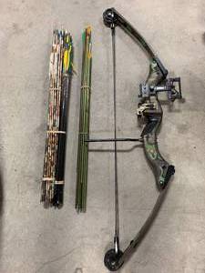 lot 72 image: Hoyt USA Compound Bow & Large Lot of Arrows