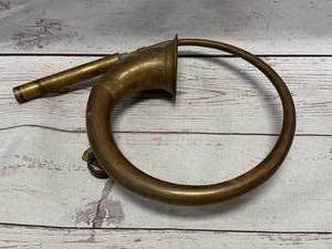 lot 83 image: Vintage Antique Brass Horn