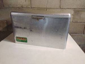 lot 10 image: Vintage Pik-Nik Cooler