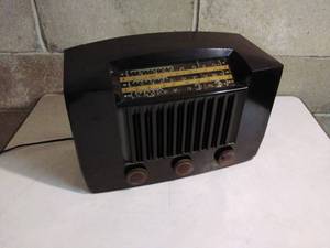 lot 40 image: Vintage RCA Tube Radio