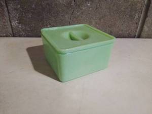 lot 51 image: Vintage Lidded Jadeite Box