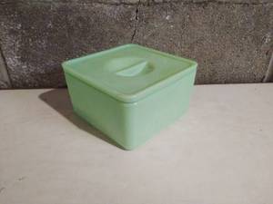 lot 52 image: Vintage Lidded Jadeite Box AS-IS