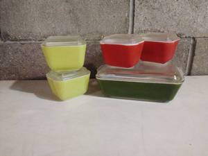 lot 53 image: Five Vintage Lidded Pyrex Pieces