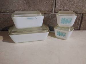 lot 54 image: Four Vintage Lidded Pyrex Pieces