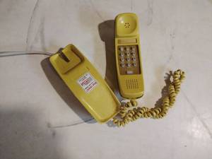 lot 65 image: Three Vintage Dcor Pieces