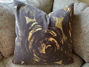lot 2 image: High Quality Pillows