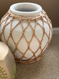 lot 26 image: Four-Piece Home Decor Lot