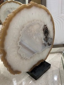 lot 34 image: Beautiful Gemstone Decor items