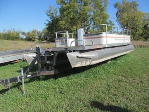 lot 3 image: Pontoon