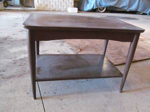 lot 27 image: end table