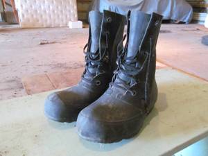 lot 28 image: rubber boots