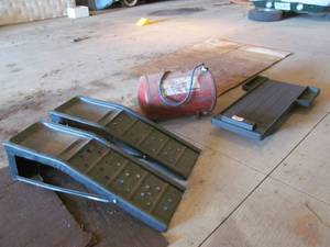 lot 33 image: car ramps