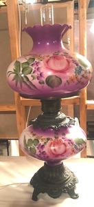 lot 141 image: Vintage Gone with the Wind Style Lamp