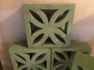 lot 154 image: Plant Stand with 4 Decorative Bricks