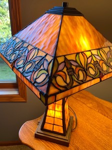 lot 19 image: Beautiful Stained Glass Table Lamp