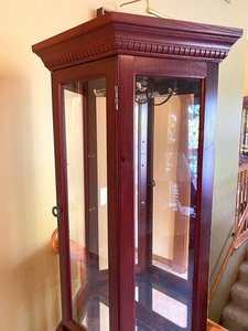 lot 20 image: Small Curio Cabinet