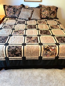 lot 27 image: King Bed Comforter & Shams
