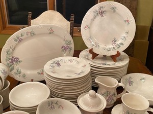 lot 33 image: Pfaltzgraff Dish Set - Several Pieces