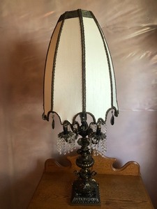 lot 171 image: Vintage Gold Toned Amazing Lamp with Hanging Prisms