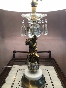 lot 178 image: Vintage Three-Setting Lamp