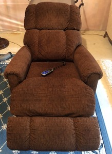 lot 179 image: Lazyboy Electric Reclining Chair with Remote