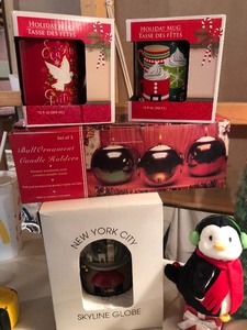 lot 196 image: Christmas Items