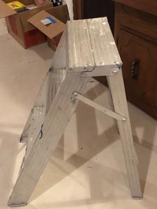 lot 254 image: 26 inch Step Ladder